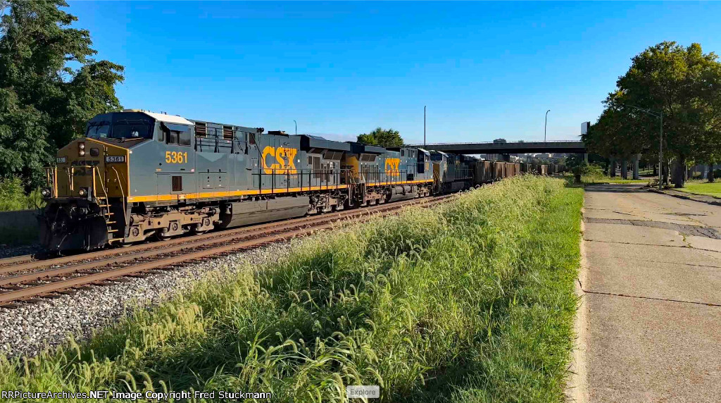 CSX 5361 leads C760.